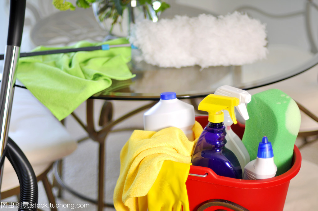 清潔服務(wù)中的基本工具 水桶與清潔用品的重要性
